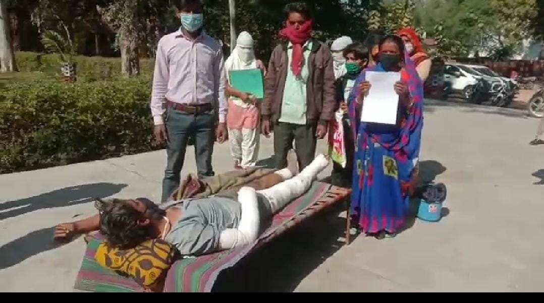 एसपी कार्यालय परिसर में चारपाई पर लेटा घायल व मौजूद परिजन एसपी कार्यालय परिसर में चारपाई पर लेटा घायल व मौजूद परिजन