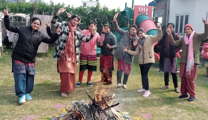 एक स्कूल में लोहड़ी पर्व मनातीं शिक्षिकाएं। एक स्कूल में लोहड़ी पर्व मनातीं शिक्षिकाएं।