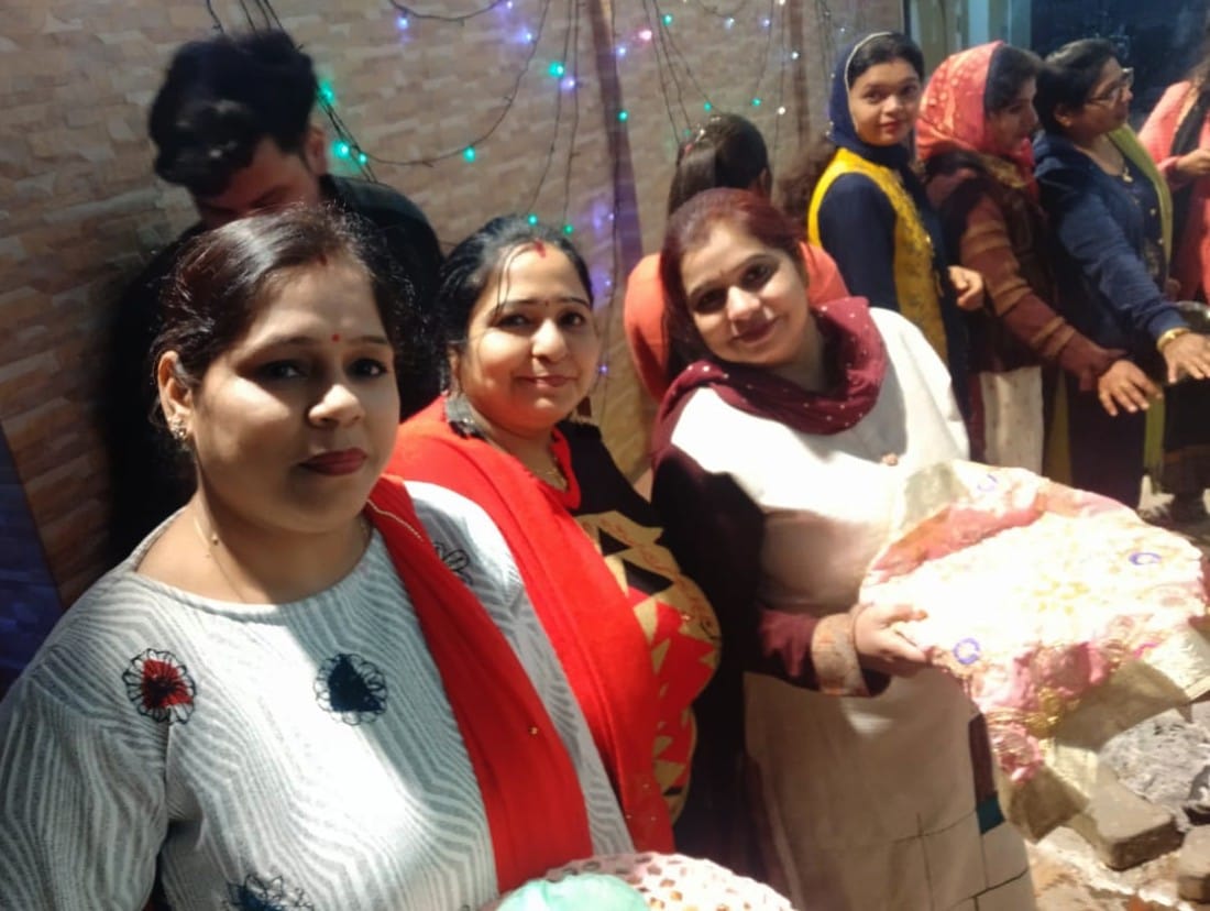 ईशापुर मोहल्ले में लोहड़ी मनाता पंजाबी परिवार। ईशापुर मोहल्ले में लोहड़ी मनाता पंजाबी परिवार।