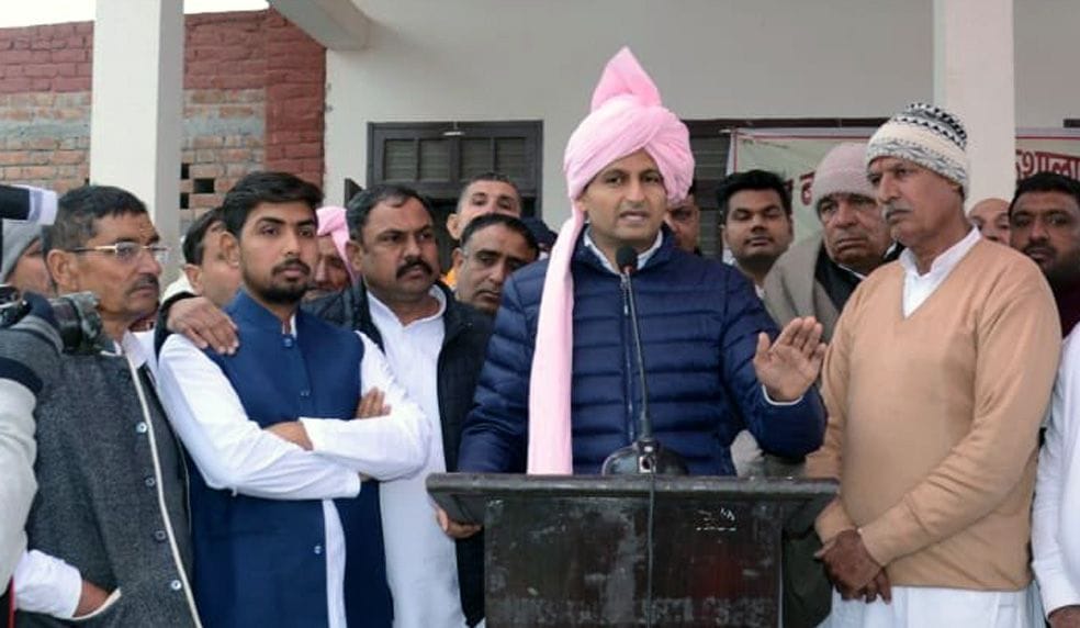 छात्तर गांव में स्थित गोशाला में आयोजित कार्यक्रम को संबोधित करते कांग्रेस राज्यसभा सदस्य दीपे?