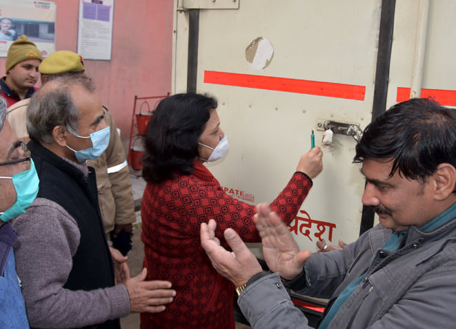 जिला अस्पताल स्थित सहारनपुर मंडलीय वैक्सीन स्टोर वैक्सीन स्टोर पर पहुंची वैक्सीन की सील खुलती ए जिला अस्पताल स्थित सहारनपुर मंडलीय वैक्सीन स्टोर वैक्सीन स्टोर पर पहुंची वैक्सीन की सील खुलती ए