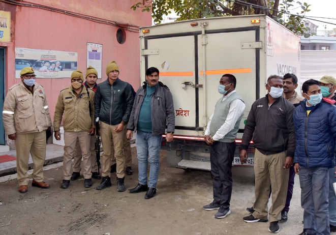 जिला अस्पताल स्थित सहारनपुर मंडलीय वैक्सीन स्टोर वैक्सीन स्टोर लेकर पहुंची पुलिस व टीम जिला अस्पताल स्थित सहारनपुर मंडलीय वैक्सीन स्टोर वैक्सीन स्टोर लेकर पहुंची पुलिस व टीम
