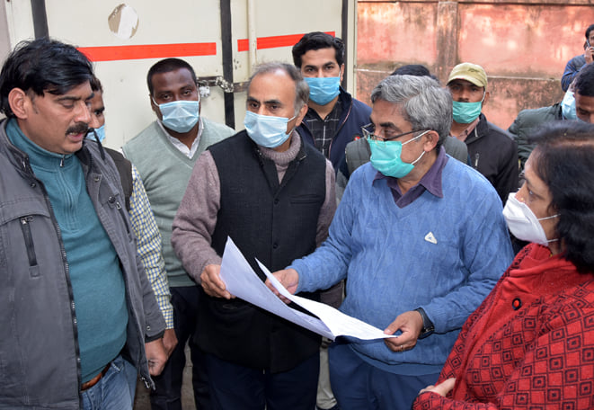 जिला अस्पताल स्थित सहारनपुर मंडलीय वैक्सीन स्टोर वैक्सीन पर पहुंची वैक्सीन को उतारने के बाद जां जिला अस्पताल स्थित सहारनपुर मंडलीय वैक्सीन स्टोर वैक्सीन पर पहुंची वैक्सीन को उतारने के बाद जां