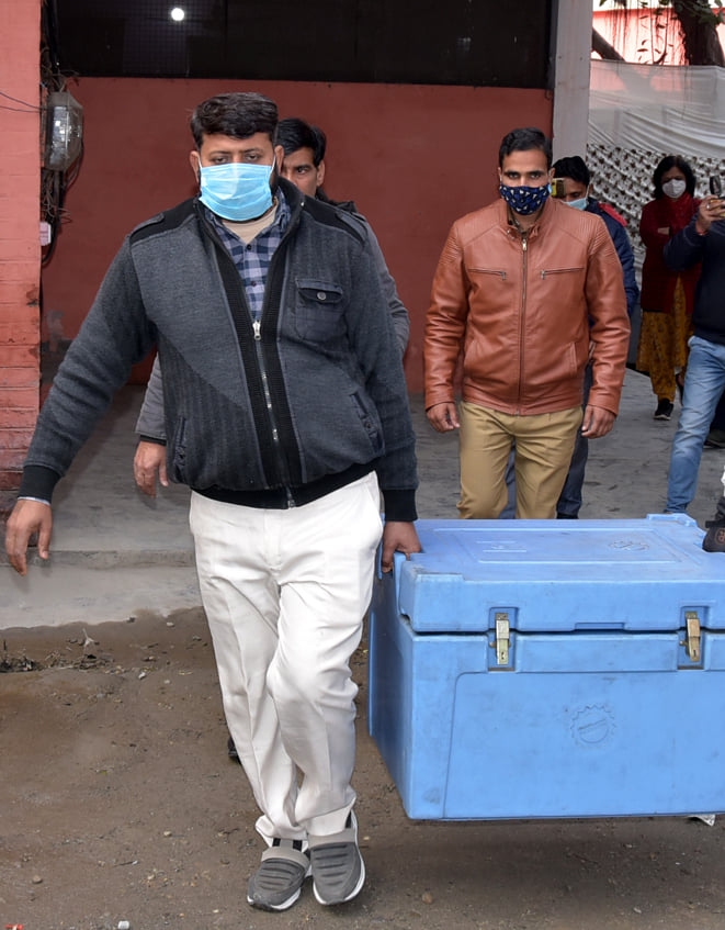 जिला अस्पताल स्थित सहारनपुर मंडलीय वैक्सीन स्टोर वैक्सीन पर पहुंची वैक्सीन को उतार कर शामली के ? जिला अस्पताल स्थित सहारनपुर मंडलीय वैक्सीन स्टोर वैक्सीन पर पहुंची वैक्सीन को उतार कर शामली के ?