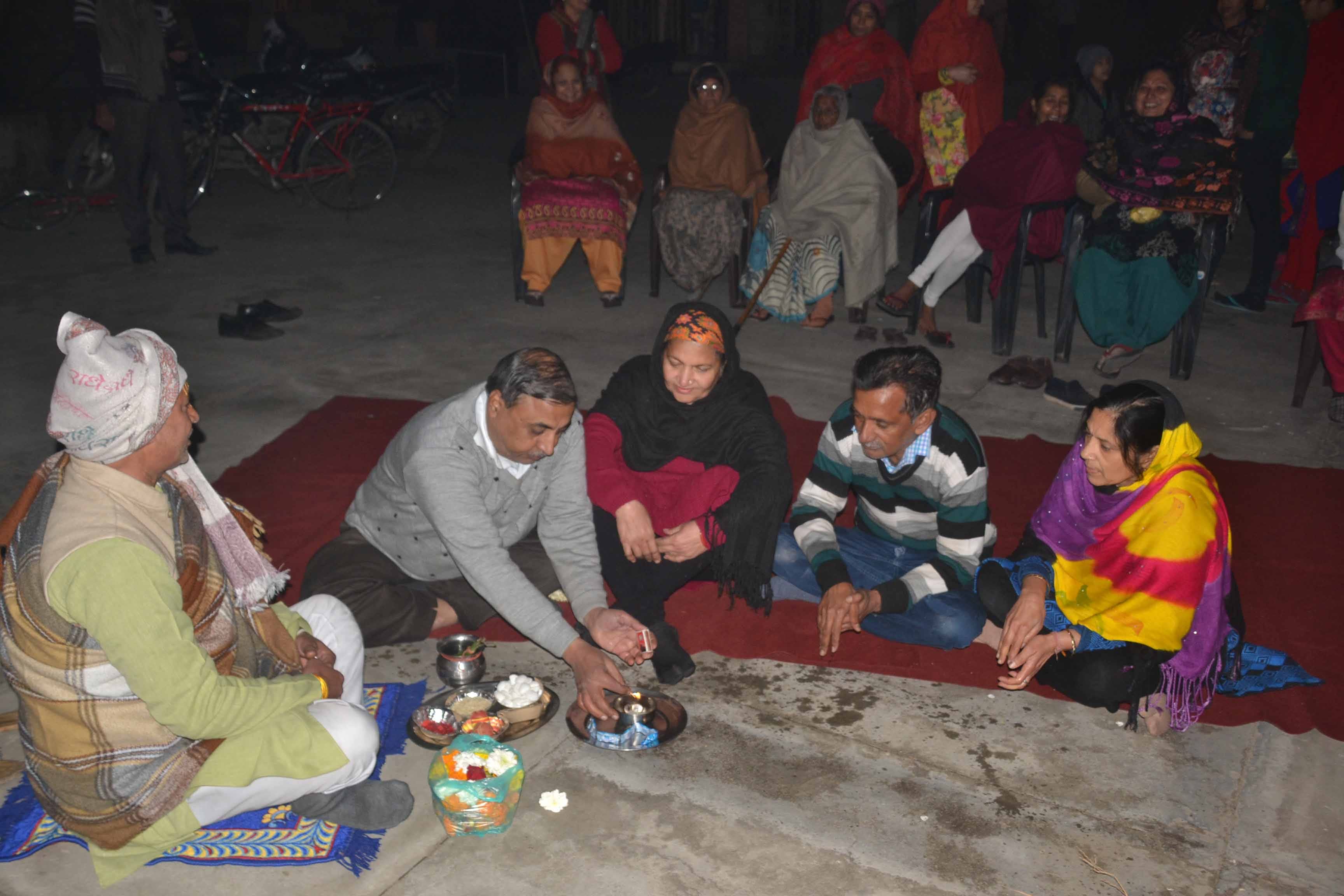 शामली में पंजाबी कॉलोनी स्थित रघुनाथ मंदिर में लोहड़ी पर पूजन करते पंजाबी समाज के लोग।