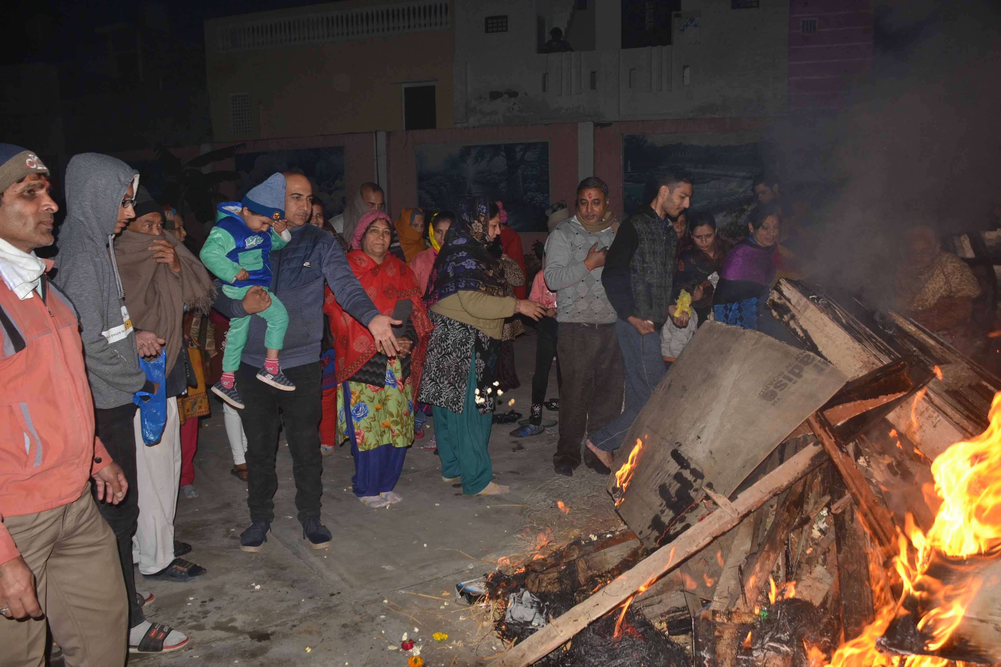शामली में पंजाबी कॉलोनी स्थित रघुनाथ मंदिर में लोहड़ी जलाकर परिक्रमा करते पंजाबी समाज के लोग।