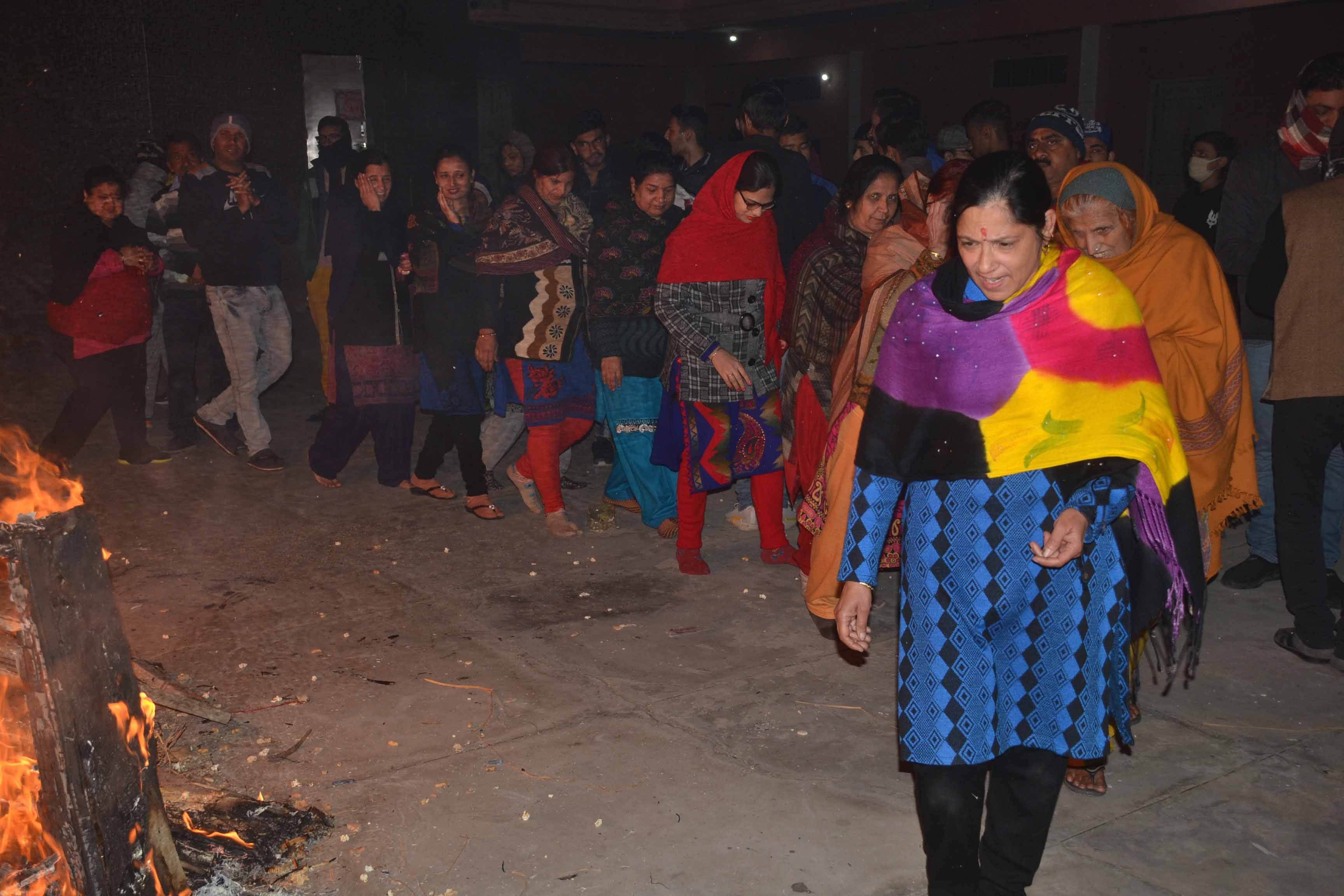 शामली में पंजाबी कॉलोनी स्थित रघुनाथ मंदिर में लोहड़ी जलाकर परिक्रमा करती पंजाबी समाज की महिलाए