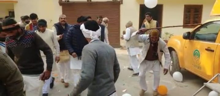 खतौली ब्लाक में कृषि मेले में डन्डों से गुब्बारे फोड़ते हुए रालोद कार्यकर्ता। खतौली ब्लाक में कृषि मेले में डन्डों से गुब्बारे फोड़ते हुए रालोद कार्यकर्ता।