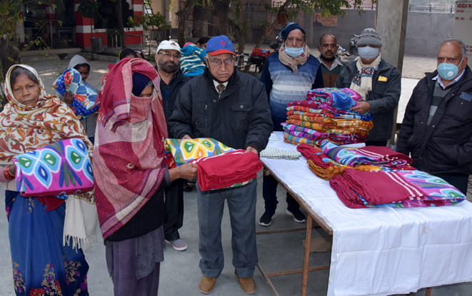 मकर संक्रांति पर हरि मन्दिर लोगो को कंबल वितरित करते हरि मन्दिर धर्म समिति के पदाधिकारी