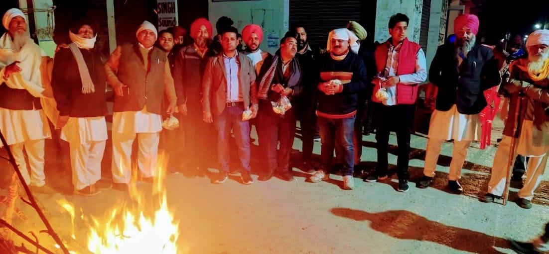 जसपुर में लोहड़ी जलाते पंजाबी महासभा के सदस्य। जसपुर में लोहड़ी जलाते पंजाबी महासभा के सदस्य।