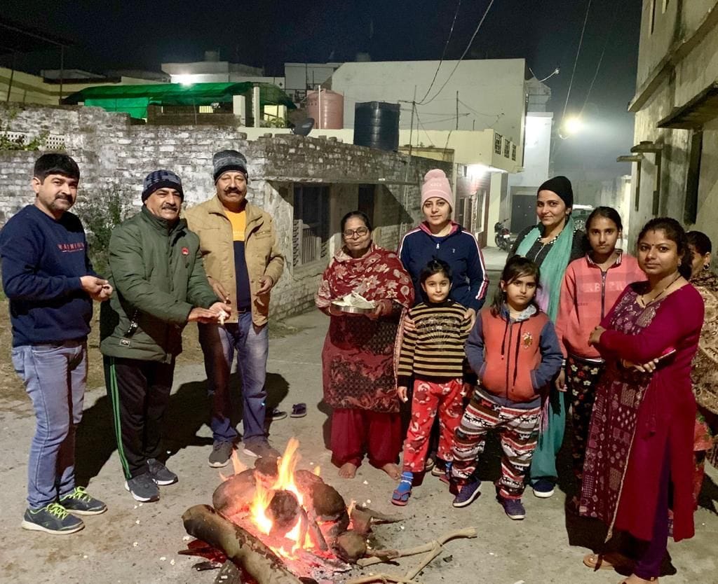केलाखेड़ा में लोहड़ी मनाते लोग। केलाखेड़ा में लोहड़ी मनाते लोग।