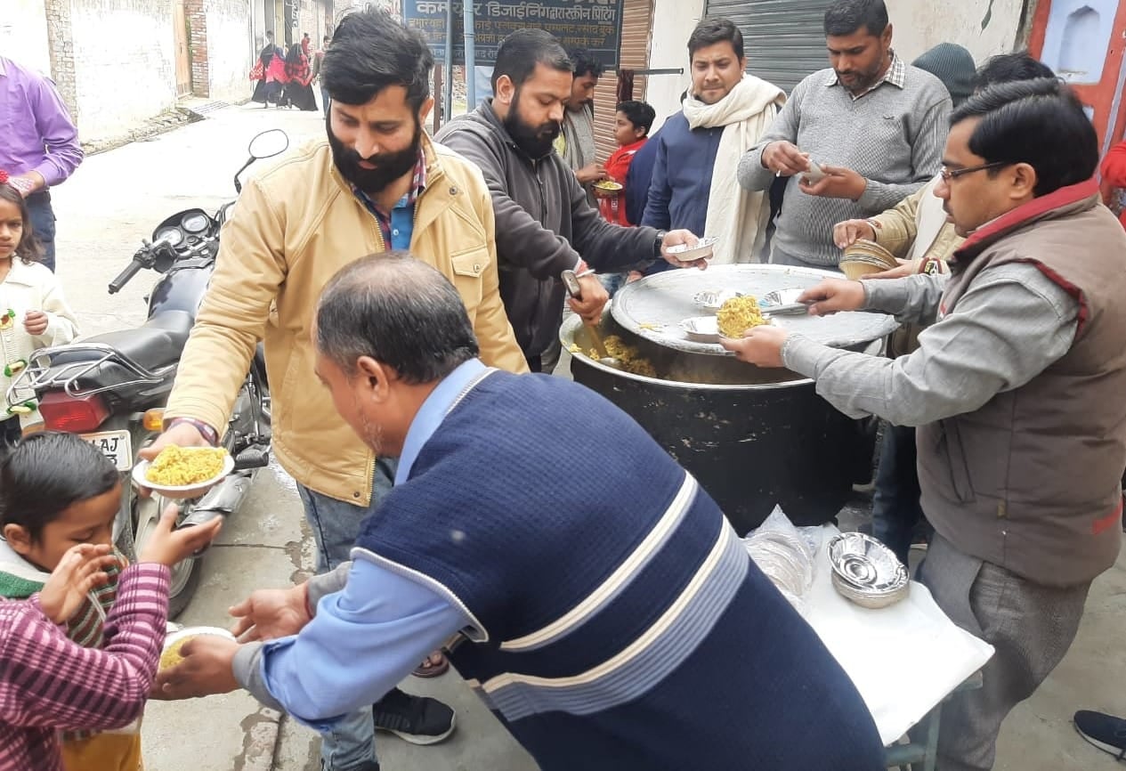सुल्तानपुर मंदिर प्रसाद वितरित करते श्रद्धालु। सुल्तानपुर मंदिर प्रसाद वितरित करते श्रद्धालु।