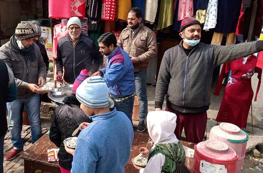 नागल में प्रसाद वितरित करते श्रद्धालु। नागल में प्रसाद वितरित करते श्रद्धालु।