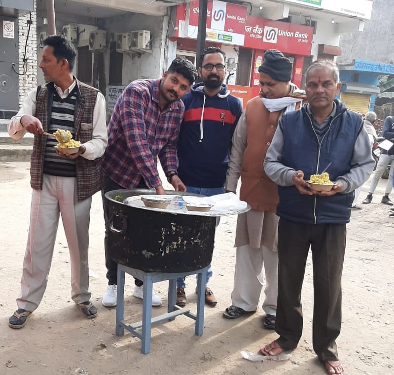 छुटमलपुर में खिचडी का प्रसाद वितरित करते श्रद्वालु छुटमलपुर में खिचडी का प्रसाद वितरित करते श्रद्वालु
