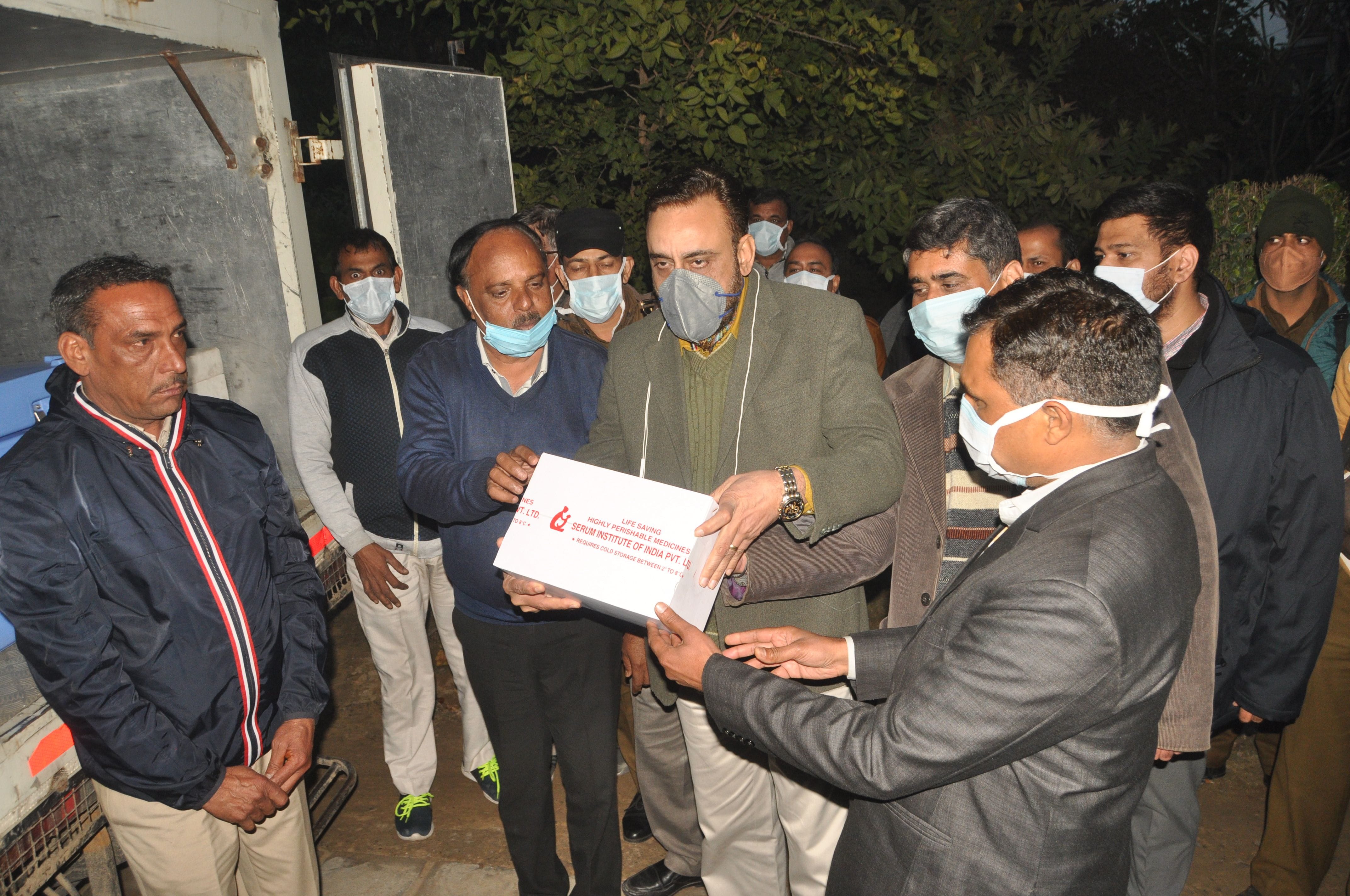 सिविल सर्जन कार्यालय में पहुंची करोना वैक्सीन साथ में डीसी और डॉक्टर्स। संवाद सिविल सर्जन कार्यालय में पहुंची करोना वैक्सीन साथ में डीसी और डॉक्टर्स। संवाद