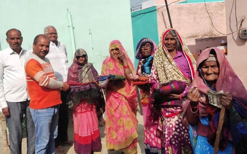 मकर संक्रांति पर गांव सलेमपुर में महिलाओं को कंबल वितरित करते समाजसेवी अरुण शर्मा। मकर संक्रांति पर गांव सलेमपुर में महिलाओं को कंबल वितरित करते समाजसेवी अरुण शर्मा।