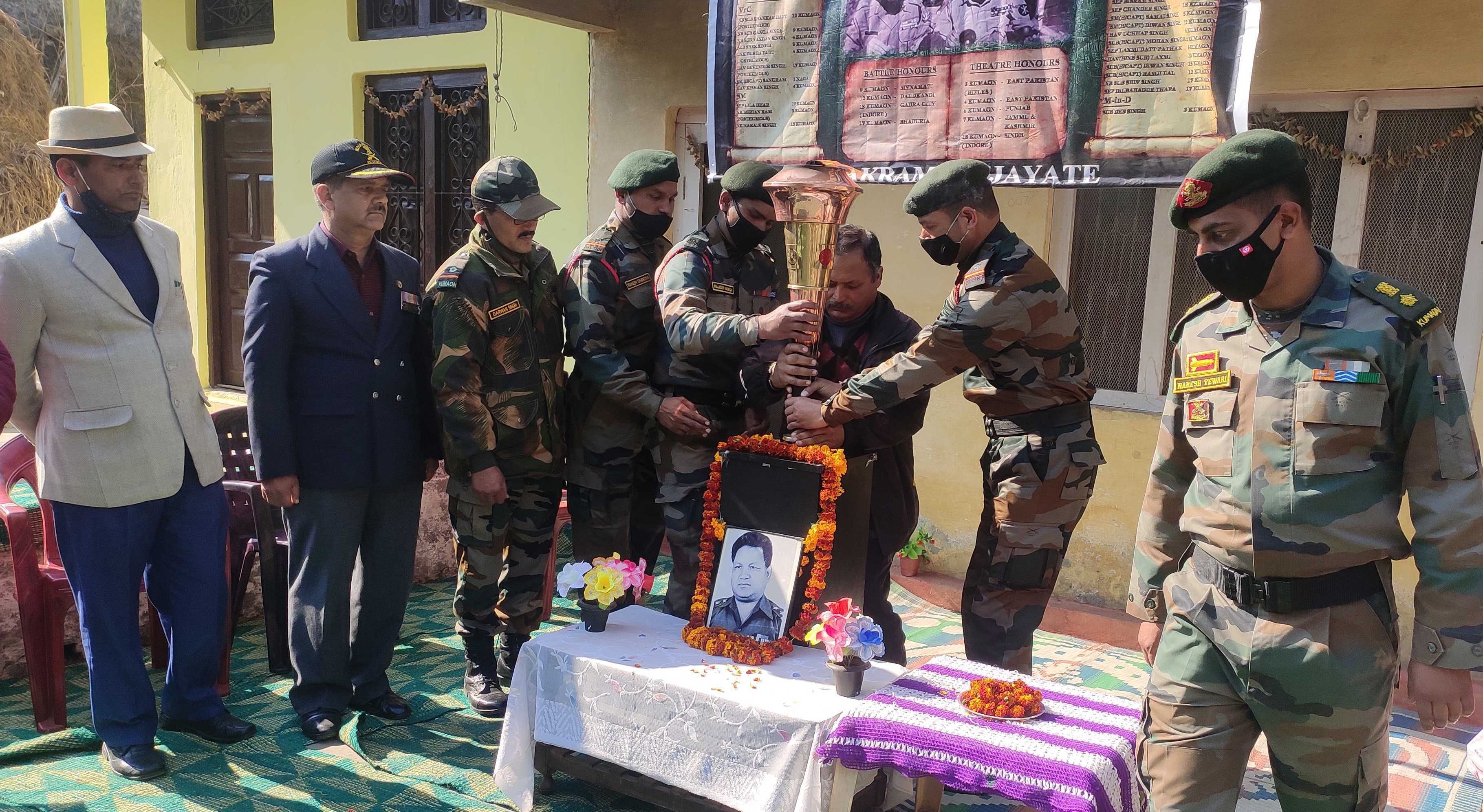 कपकोट के परमटी में वीरचक्र विजेता स्वर्गीय नंदन सिंह के चित्र के पास रखी स्वर्णिम विजय मशाल। संव? कपकोट के परमटी में वीरचक्र विजेता स्वर्गीय नंदन सिंह के चित्र के पास रखी स्वर्णिम विजय मशाल। संव?