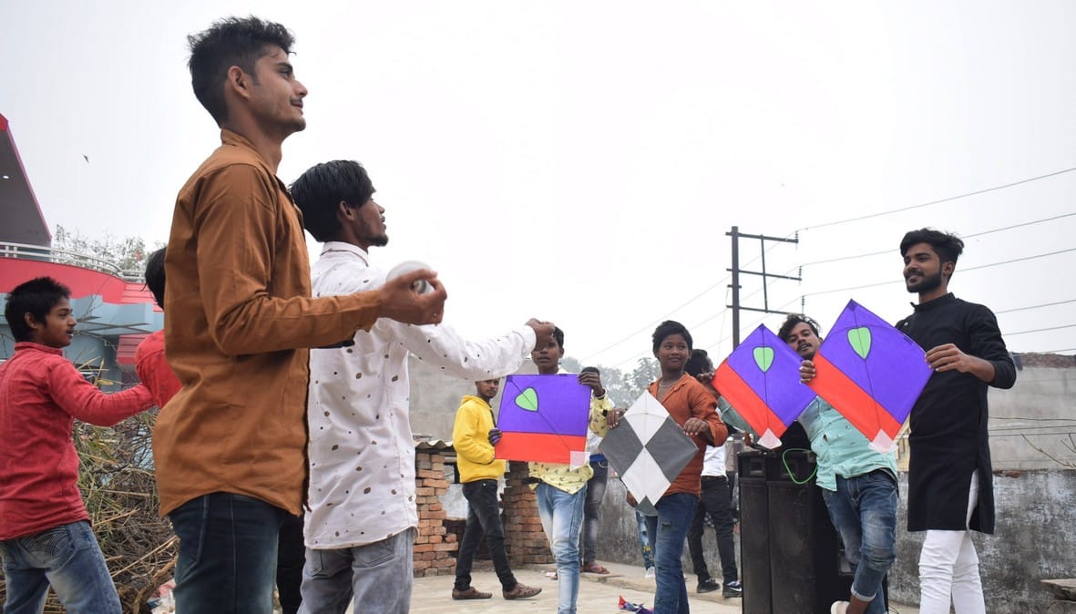 मकर संक्रान्ति पर्व के मौके पर लाईन बाजार क्षेत्र में पतंगबाजी करते युवक। मकर संक्रान्ति पर्व के मौके पर लाईन बाजार क्षेत्र में पतंगबाजी करते युवक।