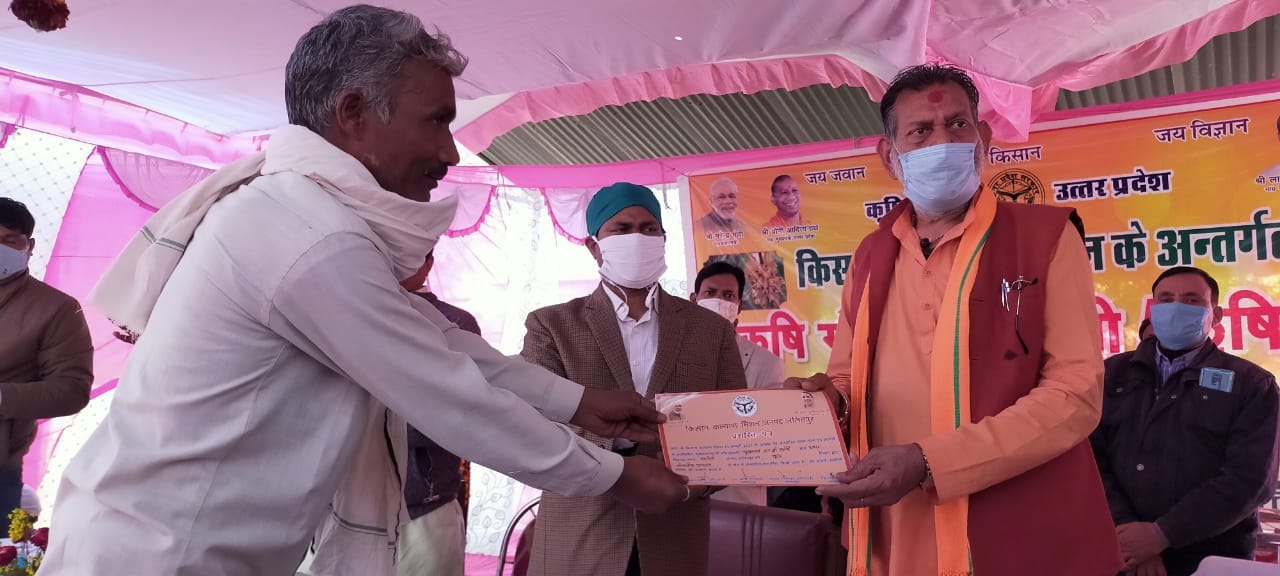 महरौनी में कृषि गोष्ठी में किसान को प्रशस्ति पत्र देकर सम्मानित करते राज्य मंत्री मनोहर लाल पंथ ? महरौनी में कृषि गोष्ठी में किसान को प्रशस्ति पत्र देकर सम्मानित करते राज्य मंत्री मनोहर लाल पंथ ?