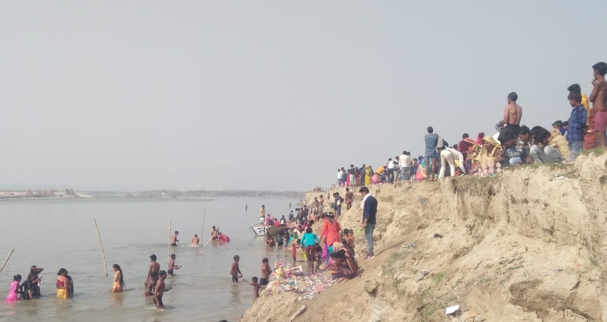 मकर संक्रांति पर्व पर नानामऊ गंगातट पर स्नान करते श्रद्धाल। मकर संक्रांति पर्व पर नानामऊ गंगातट पर स्नान करते श्रद्धाल।