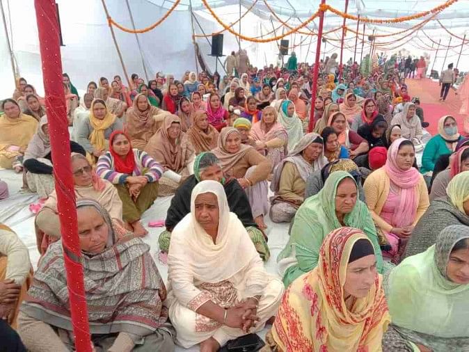 परंपरागत ढंग से मनाया गया माघी समागम बिलासपुर गुरुद्वारे में माघी समागम में सबद कीर्तन करता जत्था व मौजूद संगत। संवाद न्यूज एजेंसी