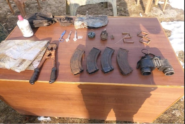 सेना को मिली बड़ी सफलता, कुपवाड़ा में आतंकी ठिकाने का भंडाफोड़, हथियार और गोला बारूद बरामद