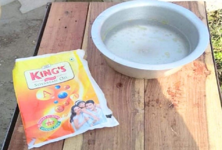 डिपो में मिले रिफाइंड तेल के पैकेट में निकला पानी