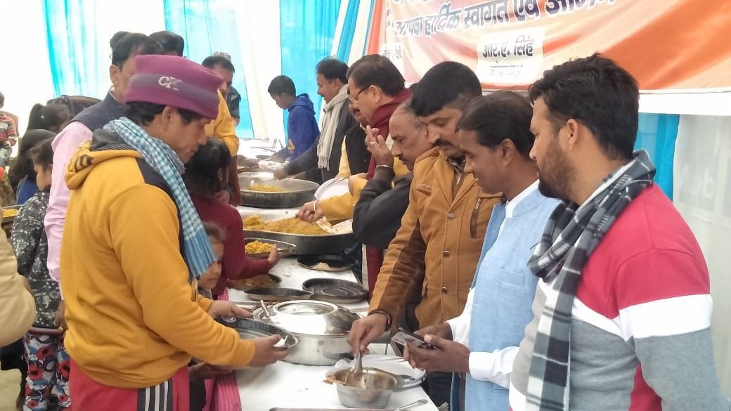 खटीमा में खिचड़ी कार्यक्रम का शुभारंभ करते विधायक पुष्कर सिंह धामी। खटीमा में खिचड़ी कार्यक्रम का शुभारंभ करते विधायक पुष्कर सिंह धामी।
