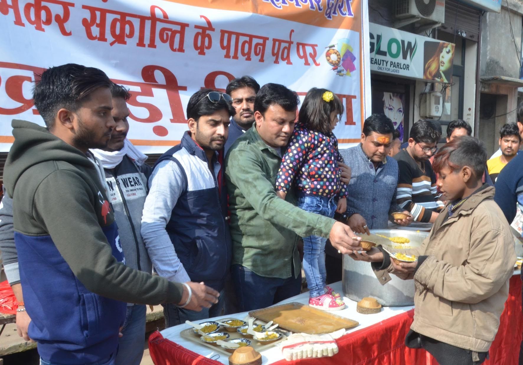खिरनी गेट पर खिचड़ी वितरण करते भाजपा युवा मोर्चा पदाधिकारी खिरनी गेट पर खिचड़ी वितरण करते भाजपा युवा मोर्चा पदाधिकारी