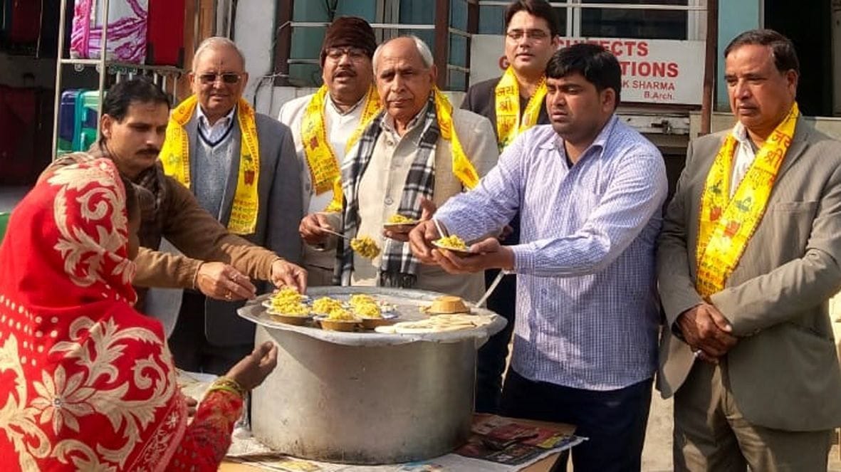 मकर संक्रांति पर खिचड़ी वितरित करते समाजसेवी। मकर संक्रांति पर खिचड़ी वितरित करते समाजसेवी।