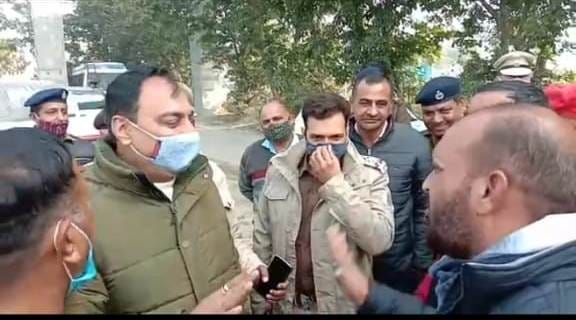 भाजपा पदाधिकारियों का विरोध करने जाते किसान। 