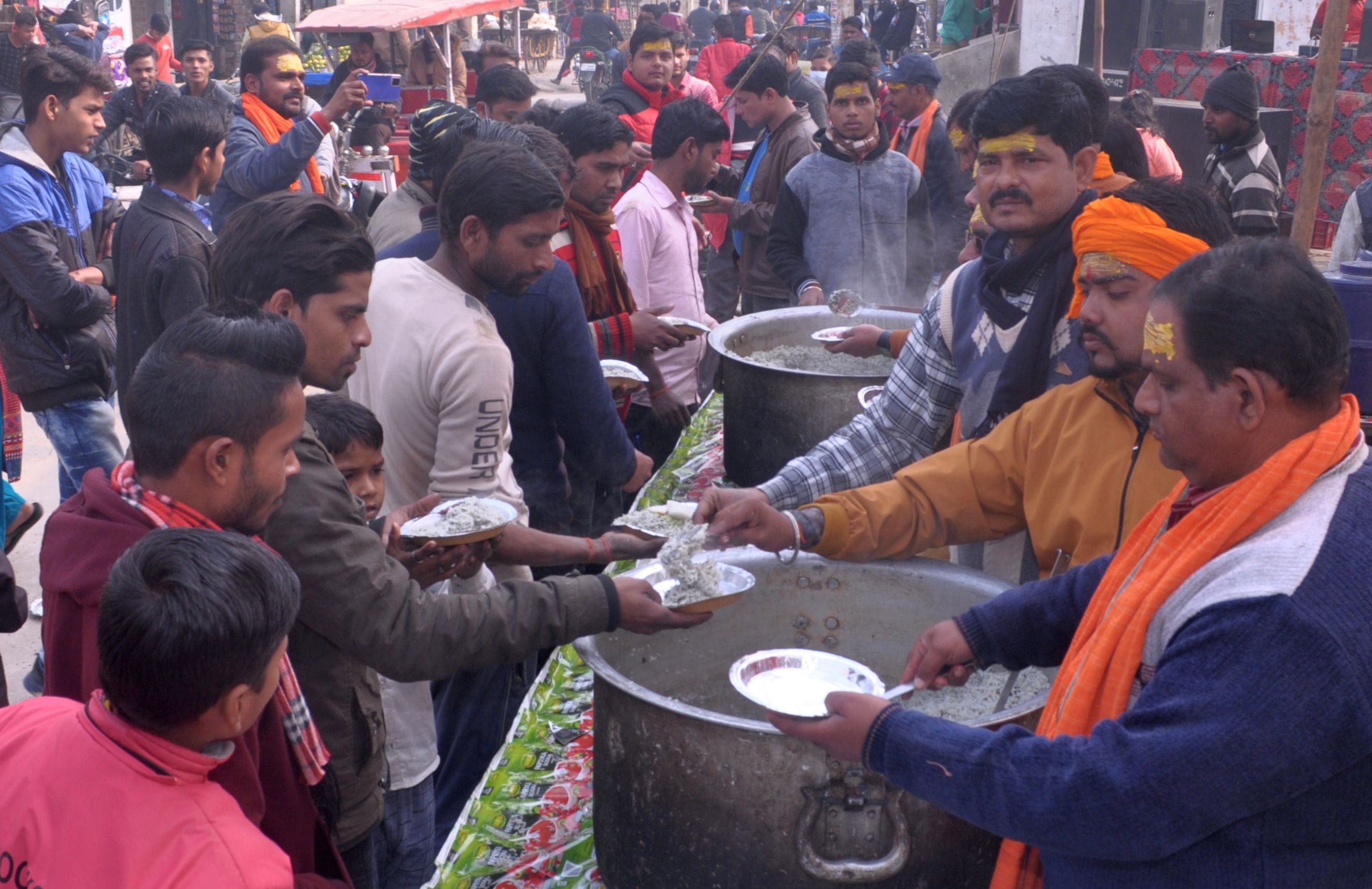 मकर संक्रांति के अवसर पर स्टेशन रोड पर खिचड़ी भोज कराते लोग। मकर संक्रांति के अवसर पर स्टेशन रोड पर खिचड़ी भोज कराते लोग।