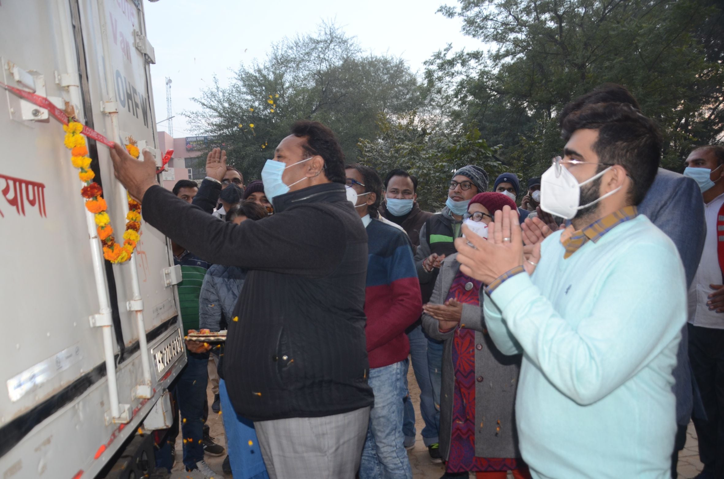 वैक्सीन आने पर रिबन काटते डीसी राजेश जोगपाल। वैक्सीन आने पर रिबन काटते डीसी राजेश जोगपाल।