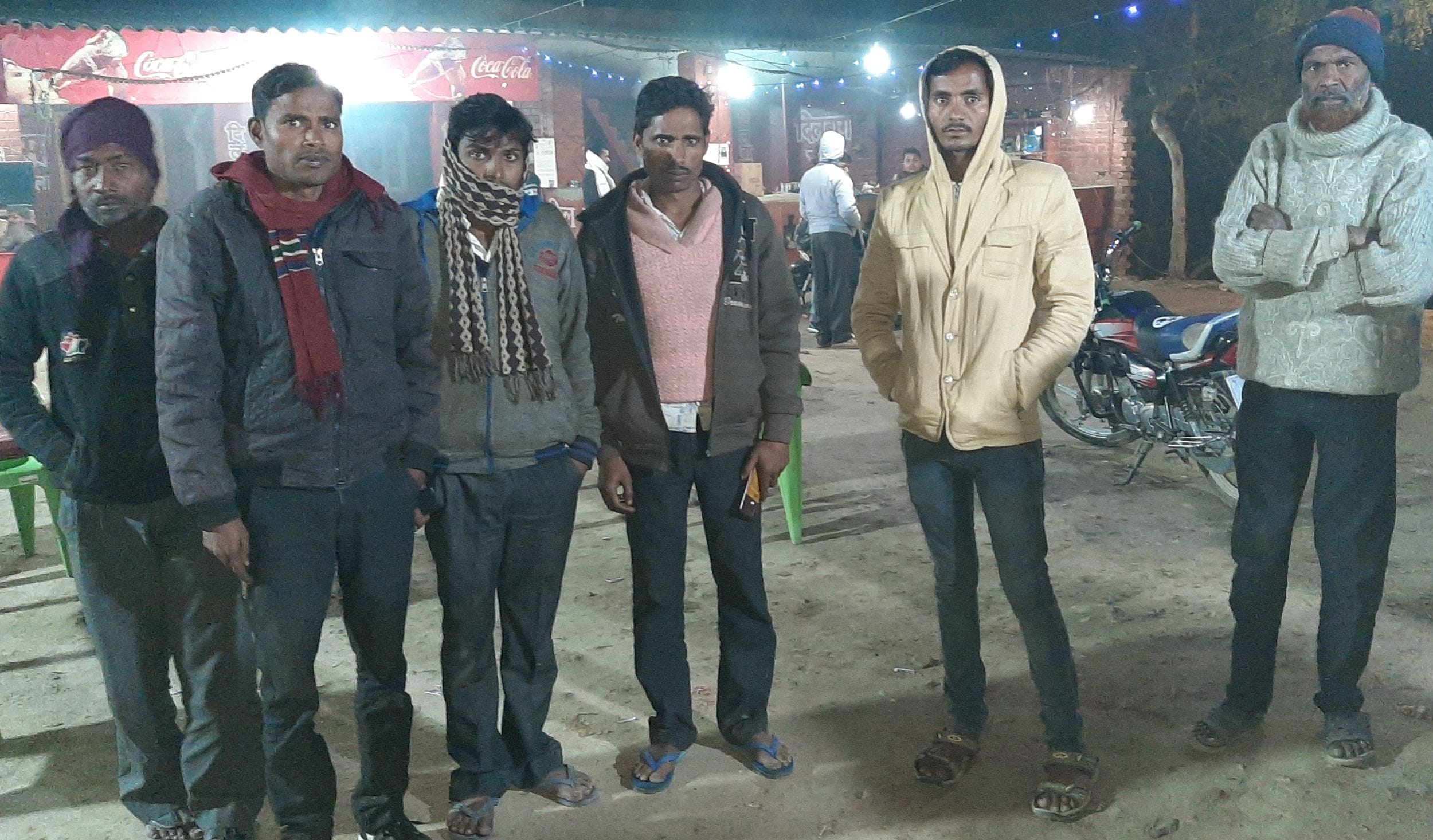 आंबापुर हादसा स्थल पर मौजूद गमजदा परिजन