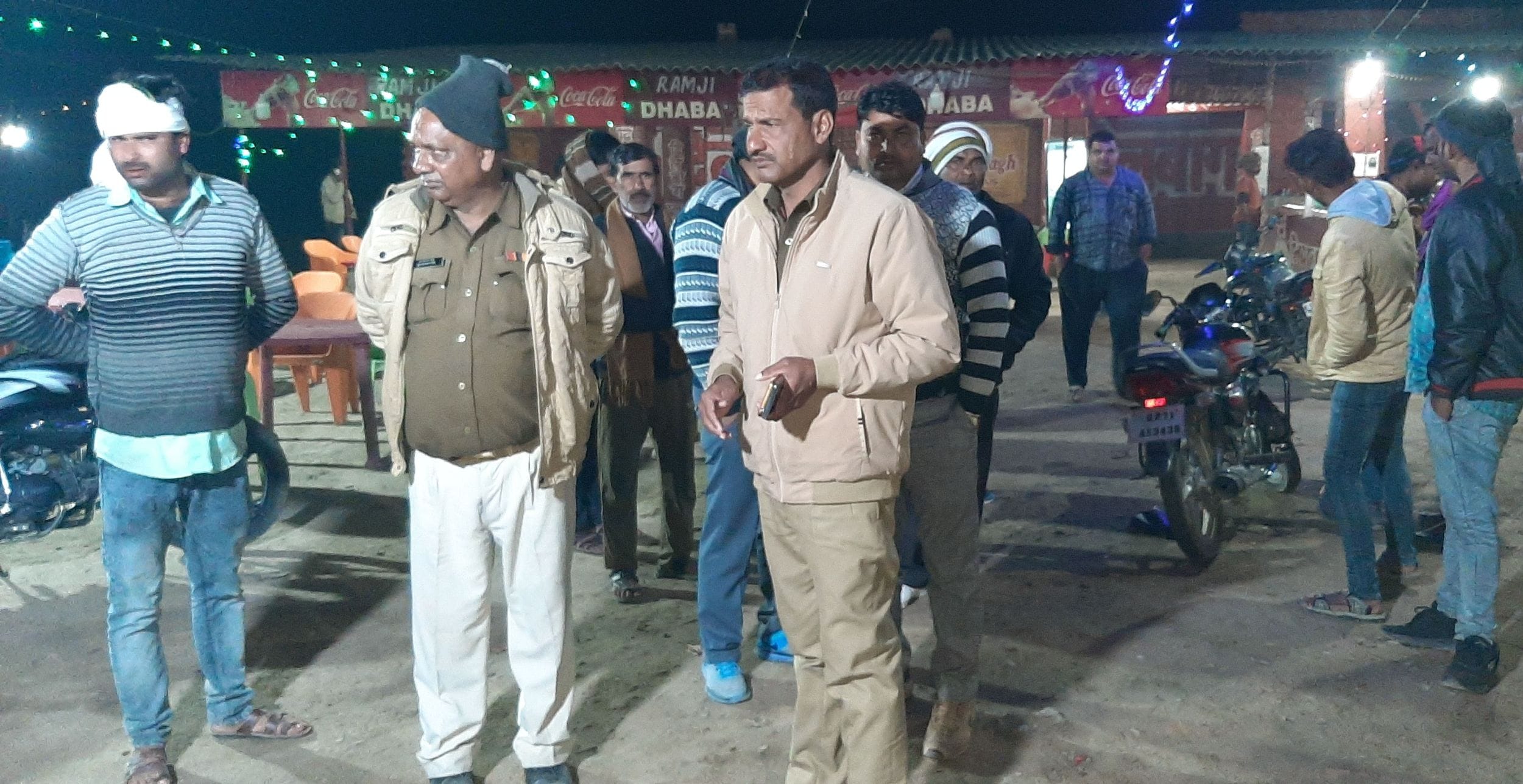 आंबापुर में मौके पर जांच करते थाना प्रभारी उपेंद्र नाथ राय व लगी भीड़