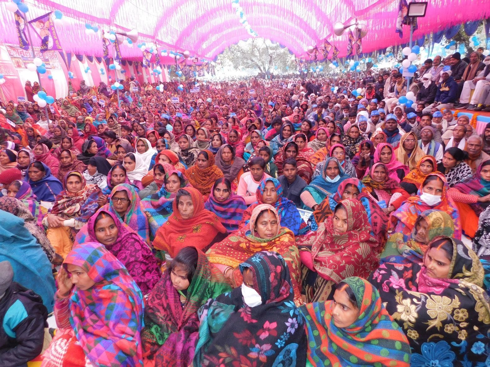 अंबेडकरनगर कलेक्ट्रेट के निकट बसपा सुप्रीमो के जन्मदिन कार्यक्रम में मौजूद लोग। अंबेडकरनगर कलेक्ट्रेट के निकट बसपा सुप्रीमो के जन्मदिन कार्यक्रम में मौजूद लोग।