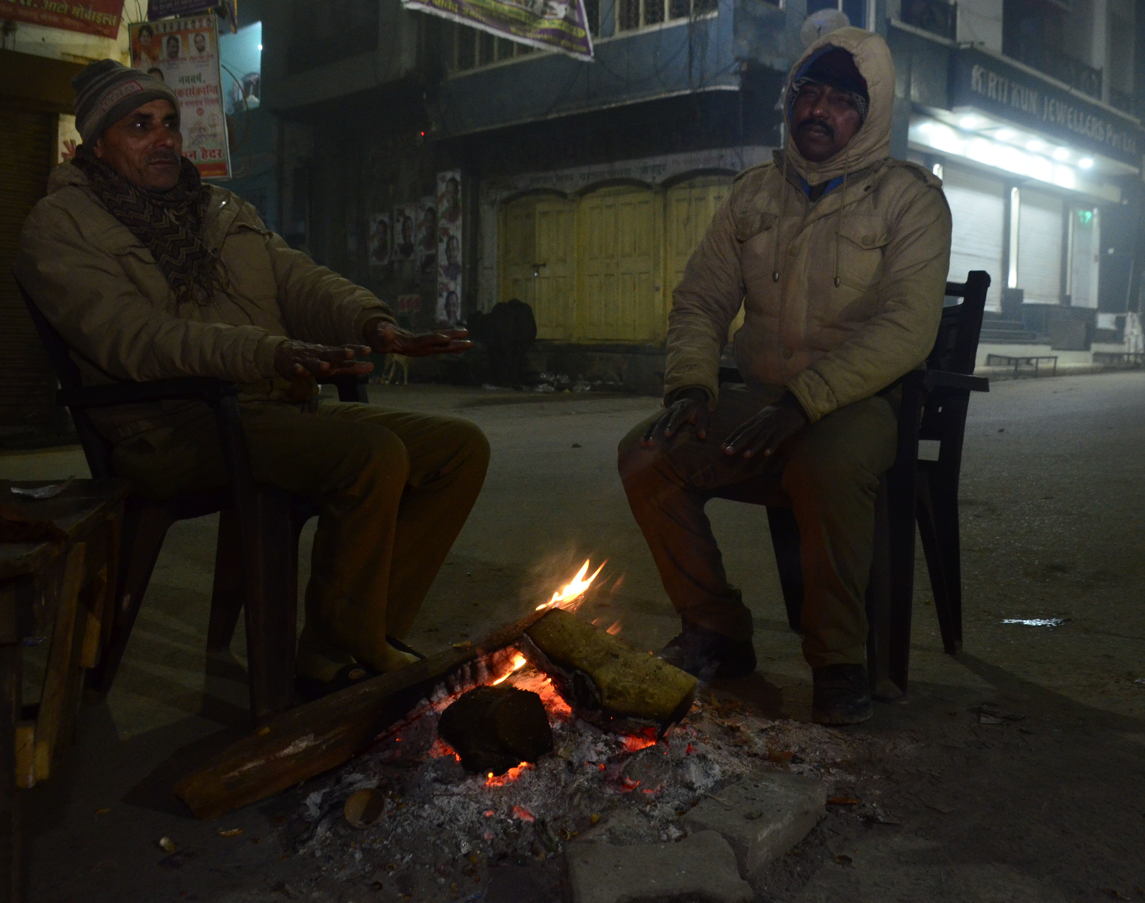 चहारसू चौराहे पर अलाव तापकर ठंड से राहत पाने की कोशिश करते पुलिसकर्मी। चहारसू चौराहे पर अलाव तापकर ठंड से राहत पाने की कोशिश करते पुलिसकर्मी।