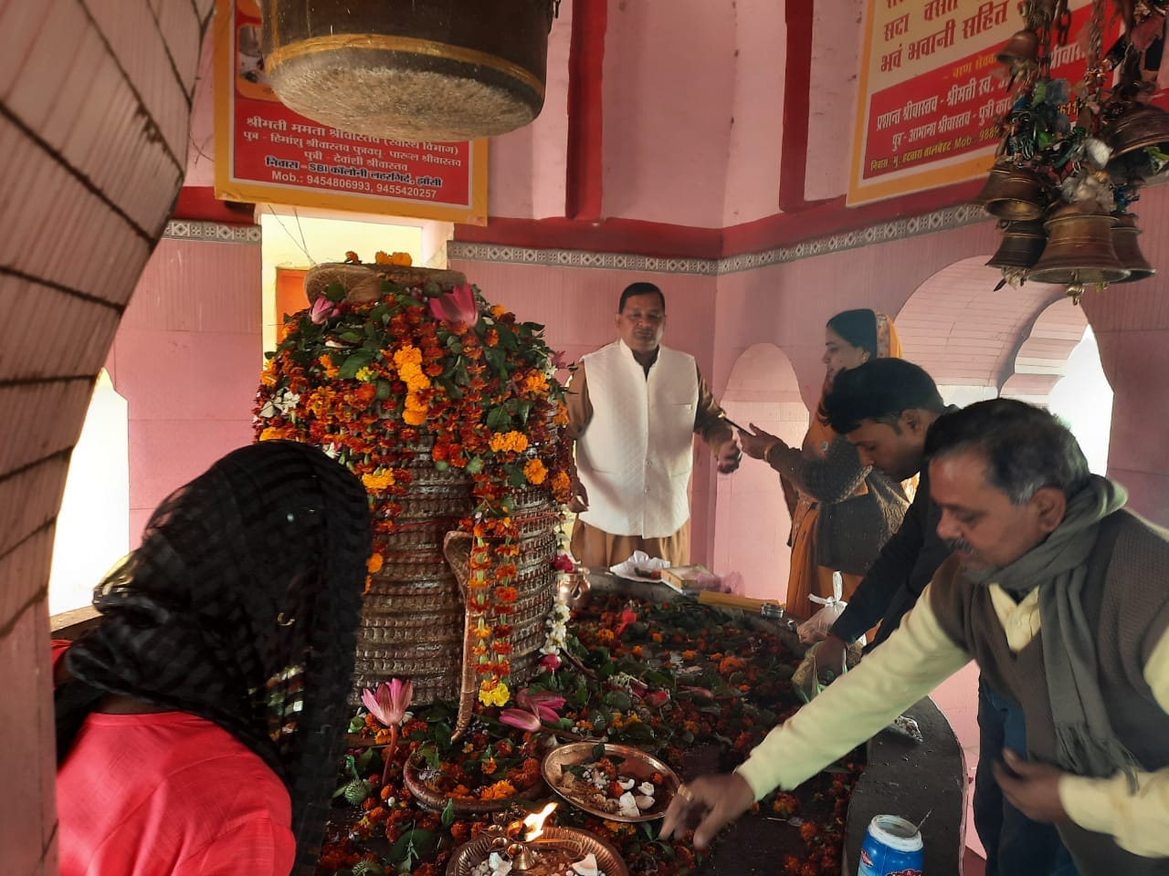 कैप्सन - डुबकी के बाद भगवान के दर्शन करते भक्त कैप्सन - डुबकी के बाद भगवान के दर्शन करते भक्त