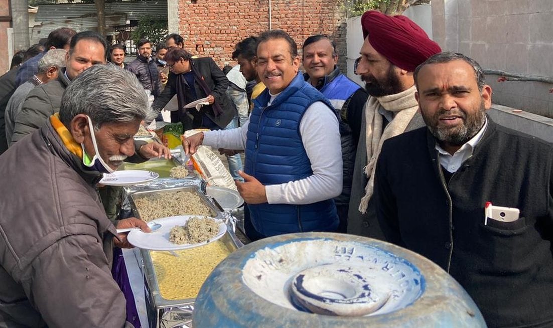 काशीपुर में खिचड़ी वितरित करते बार एसोसिएशन के पदाधिकारी। काशीपुर में खिचड़ी वितरित करते बार एसोसिएशन के पदाधिकारी।