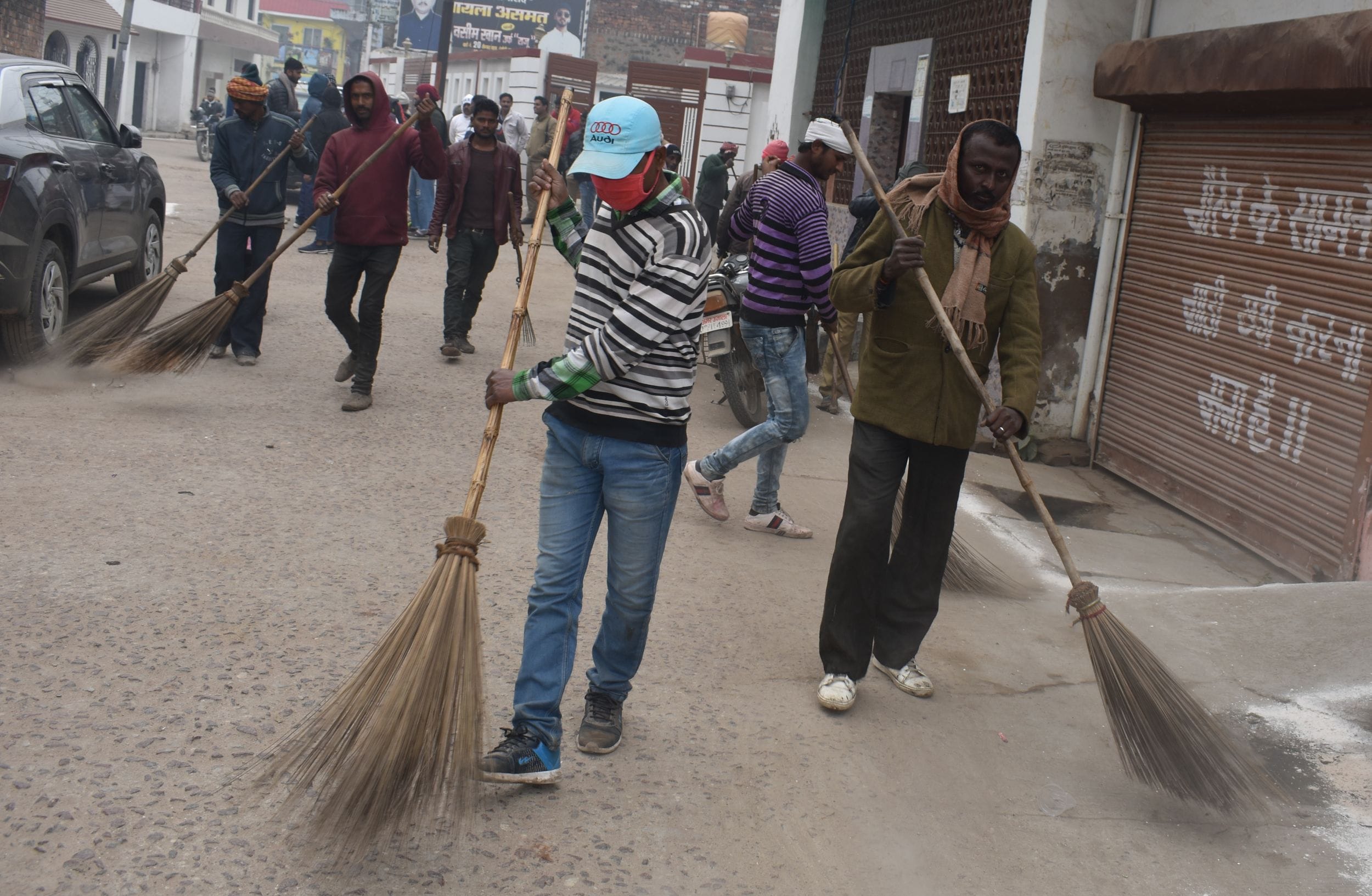 सैयदबाडा वार्ड में सफाई करते सफाई कर्मी