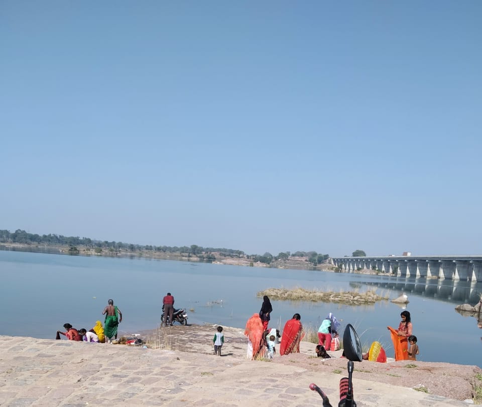 कैप्सन - झरर घाट पर डुबकी लेते श्रद्धालु कैप्सन - झरर घाट पर डुबकी लेते श्रद्धालु