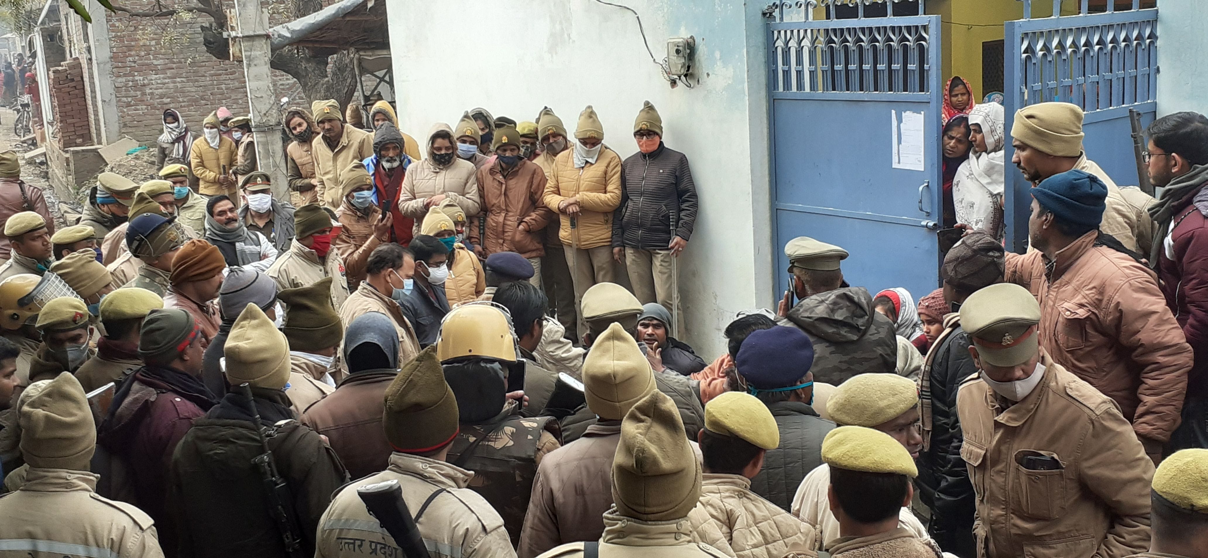 मृतक के घर के बाहर मौजूद पुलिस।