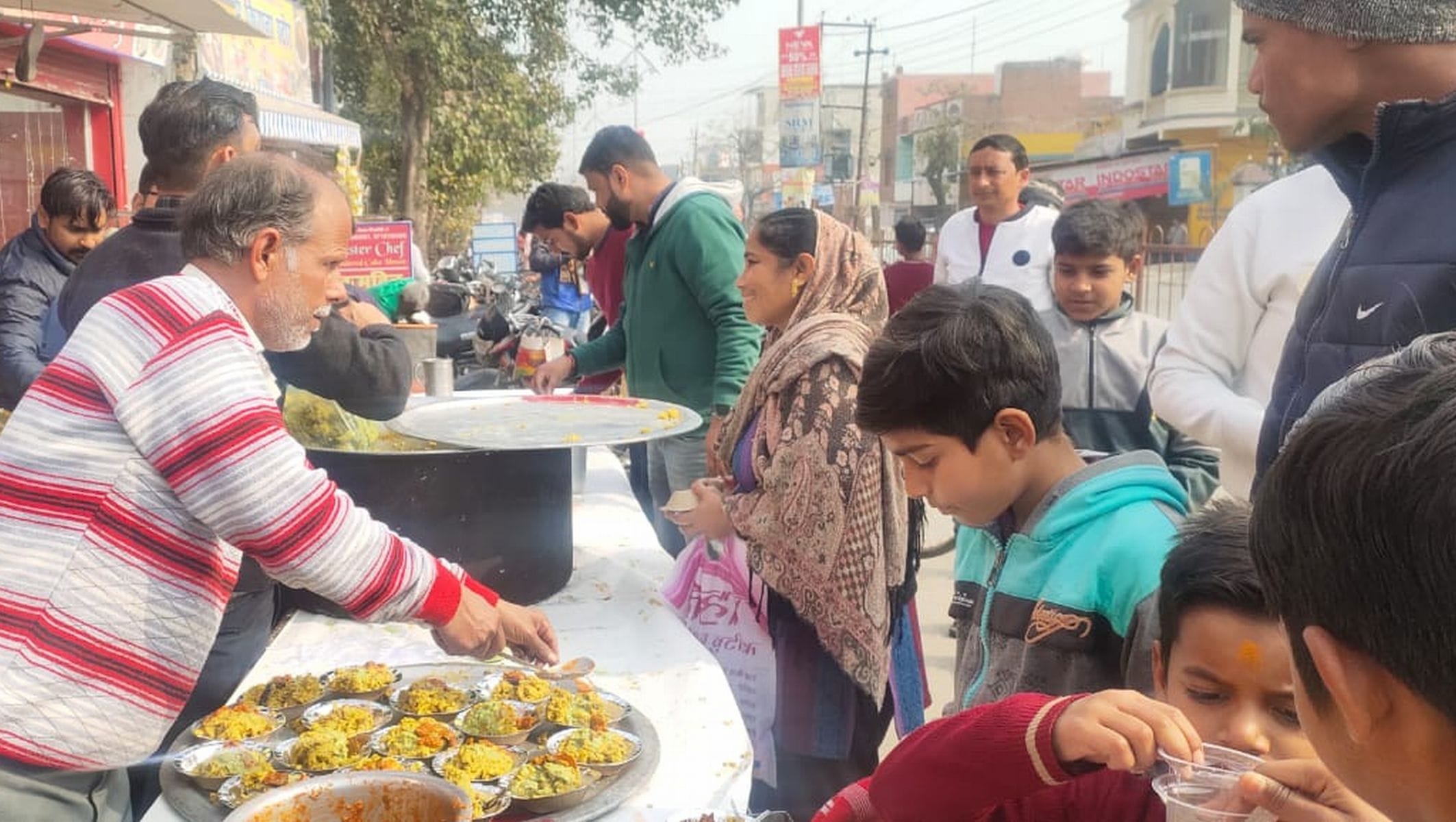 सितारगंज में मकर संक्रांति पर खिचड़ी का प्रसाद बांटते नगरवासी। सितारगंज में मकर संक्रांति पर खिचड़ी का प्रसाद बांटते नगरवासी।