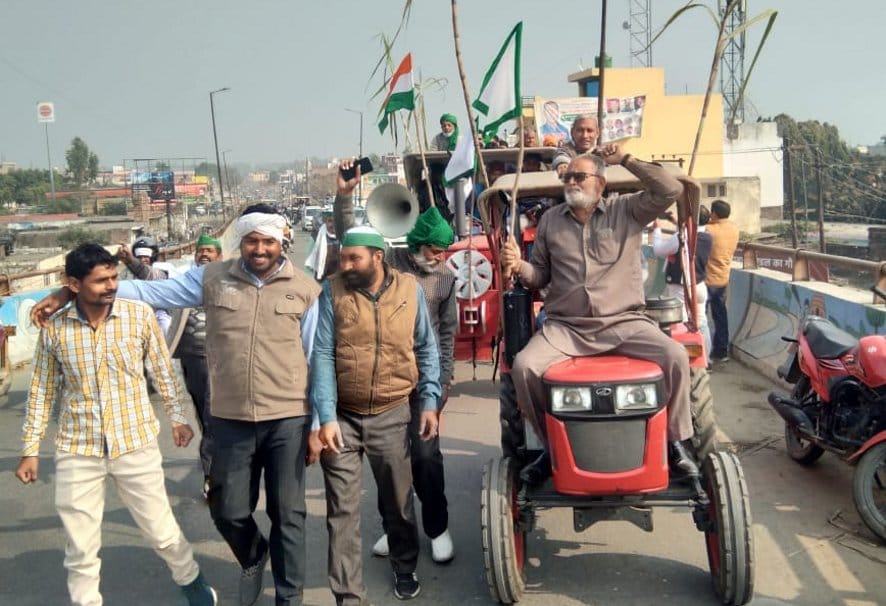 नजीबाबाद में ट्रेक्टर रैली का नेतृत्व करते तहसील अध्यक्ष सरदार इकबाल सिंह।