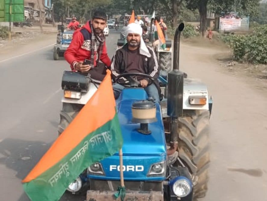 नजीबाबाद में ट्रेक्टर रैली में शामिल आजाद किसान यूनियन का जत्था।