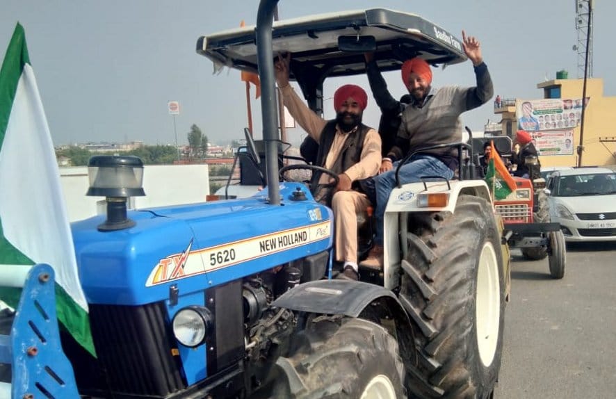 नजीबाबाद में ट्रेक्टर रैली में कृषि कानून विरोधी नारे लगाते किसान नेता हरप्रीत सिंह संधु।