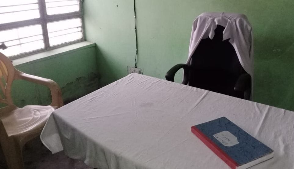 बिलसंडा सीएचसी में खाली पड़ी डाक्टर की कुर्सी। बिलसंडा सीएचसी में खाली पड़ी डाक्टर की कुर्सी।