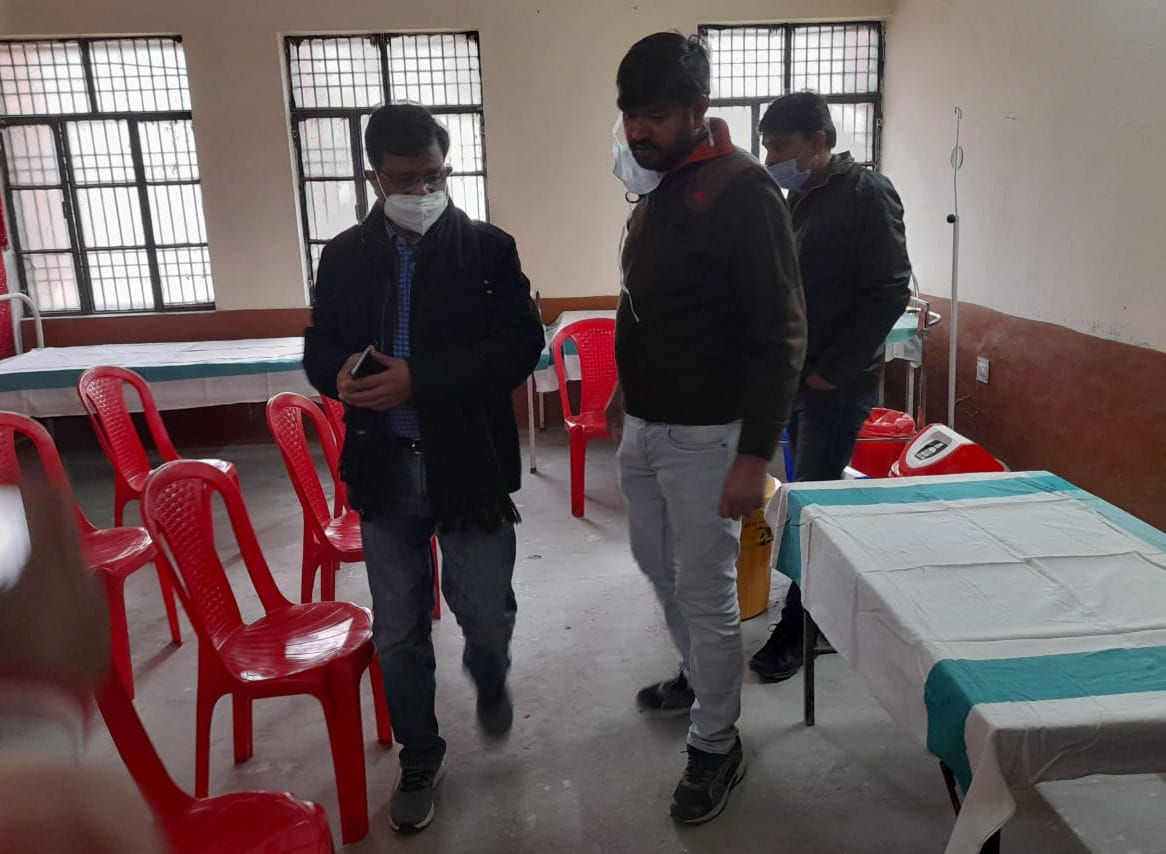 रामनगर सीएचसी पर वैक्सीनेशन की तैयारियों का जायजा लेते सीएमओ डॉ. राकेश कुमार। रामनगर सीएचसी पर वैक्सीनेशन की तैयारियों का जायजा लेते सीएमओ डॉ. राकेश कुमार।