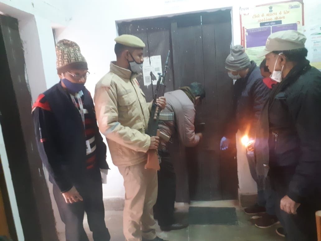 कटरा रोड स्थित एएनएम ट्रेनिंग सेन्टर गोदाम में वैक्सीन रखकर सील करते अधिकारी।