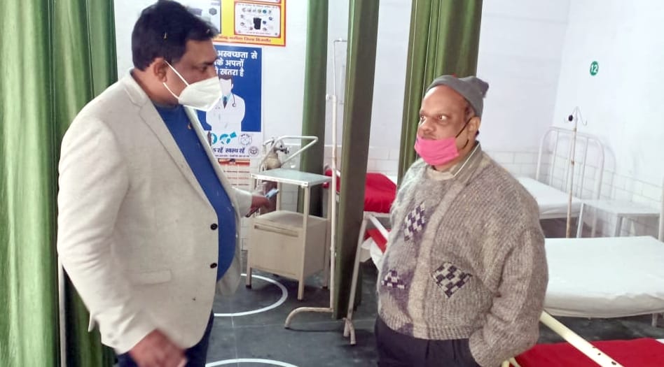 ननगीना के सामुदायिक स्वास्थ्य केंद्र पर वैक्सीन टीकाकरण की तैयारियों का निरीक्षण करते एसीएमओ ड? ननगीना के सामुदायिक स्वास्थ्य केंद्र पर वैक्सीन टीकाकरण की तैयारियों का निरीक्षण करते एसीएमओ ड?